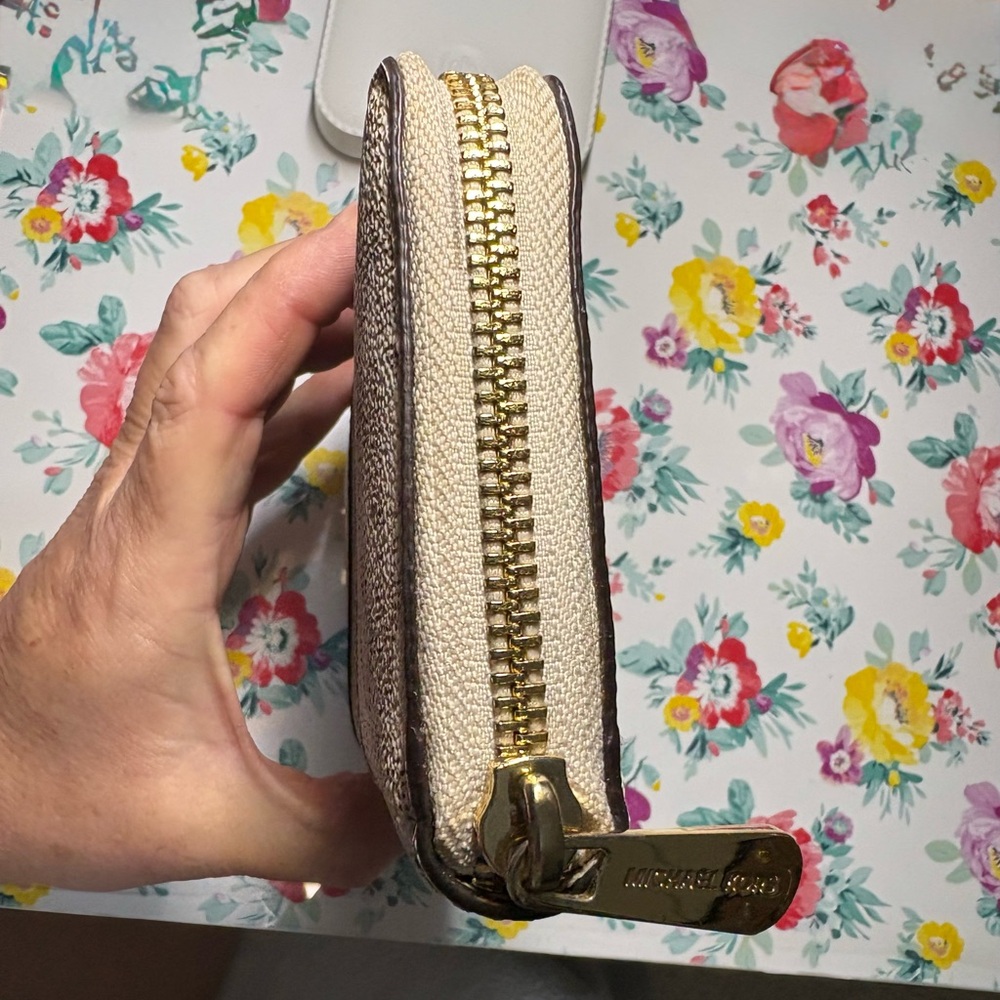 Michael Kors Logo Print Gold Canvas Vanilla Wallet - Picture 3 of 7